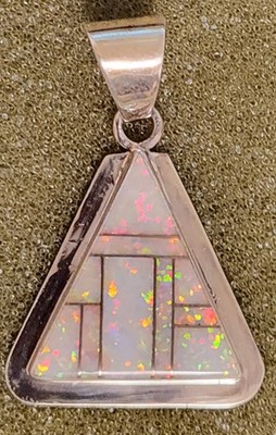 Auffälliger (im Labor hergestellter) Opal und Sterlingsilber Dreieck Anhänger --- Lot 1337
