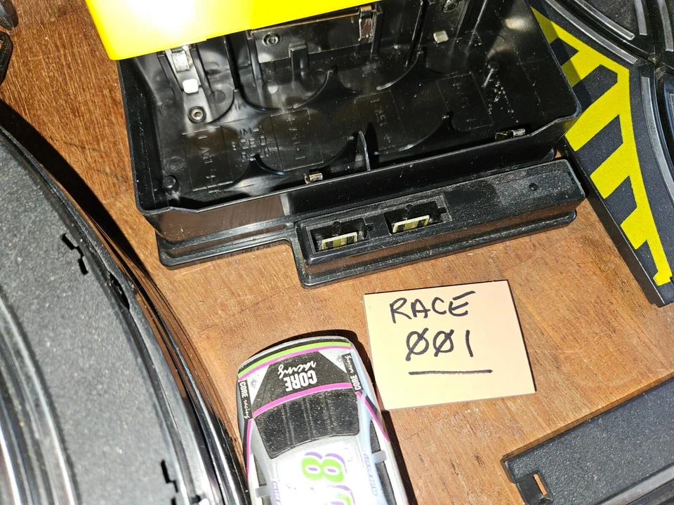 PISTA DE CARRERAS, COCHE Y CONTROLADORES, NO SEGURO DE ESCALA - POSIBLEMENTE 1:43, VER FOTOS Foto 3 de 4