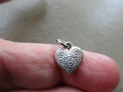 SÜSSE VINTAGE KLEINE SILBERFARBENE LIEBE HERZ KLEINE PUPPEN ANHÄNGER CHARM ANHÄNGER HALSKETTE