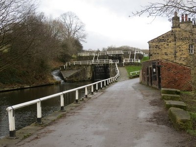 Photo 6x4 The Leeds and Liverpool Canal at Dobsons Locks Yeadon Looking n c2017