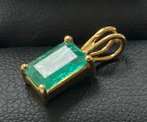 9CT GOLD EMERALD PENDANT