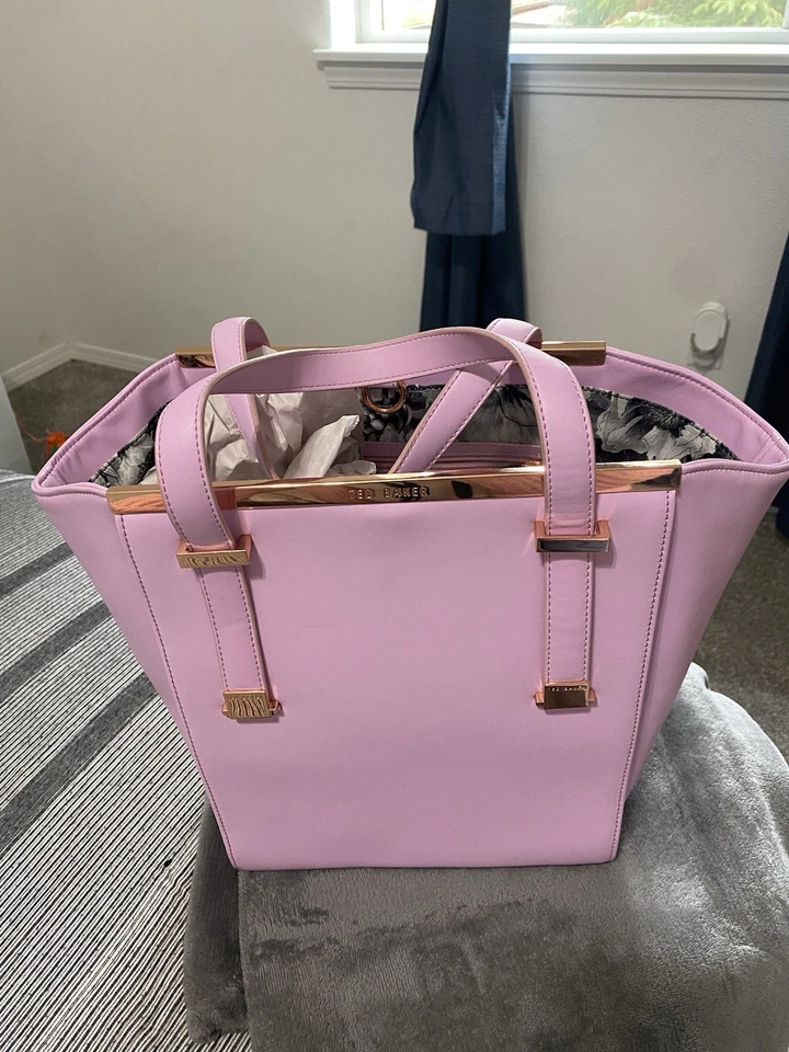 RARO Ted Baker Cartera de Cuero Rosa Correas Ajustables Forradas de Seda Barra de Oro Rosa Foto 3 de 4