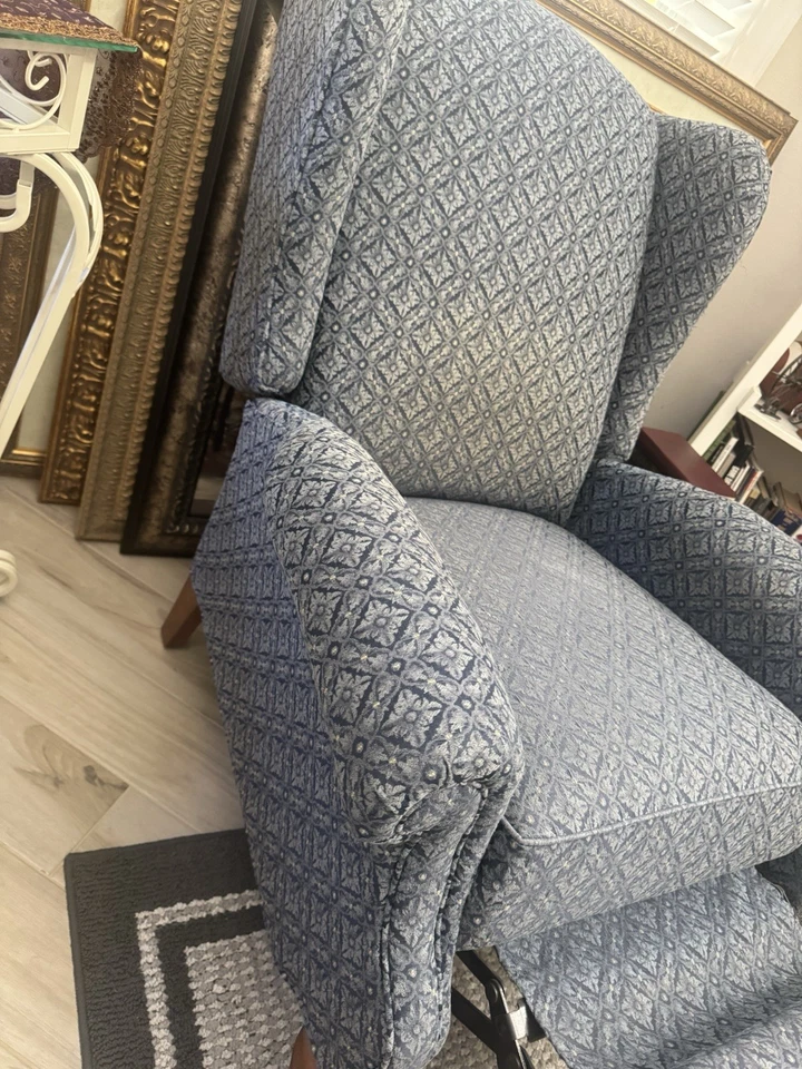 2 Este es un sillón reclinable tradicional con respaldo de ala con tapicería estampada Foto 4 de 4