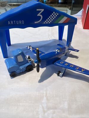 Disney Planes Pit Row Gift Pack Arturo Hanger Pitty Crew Diecast