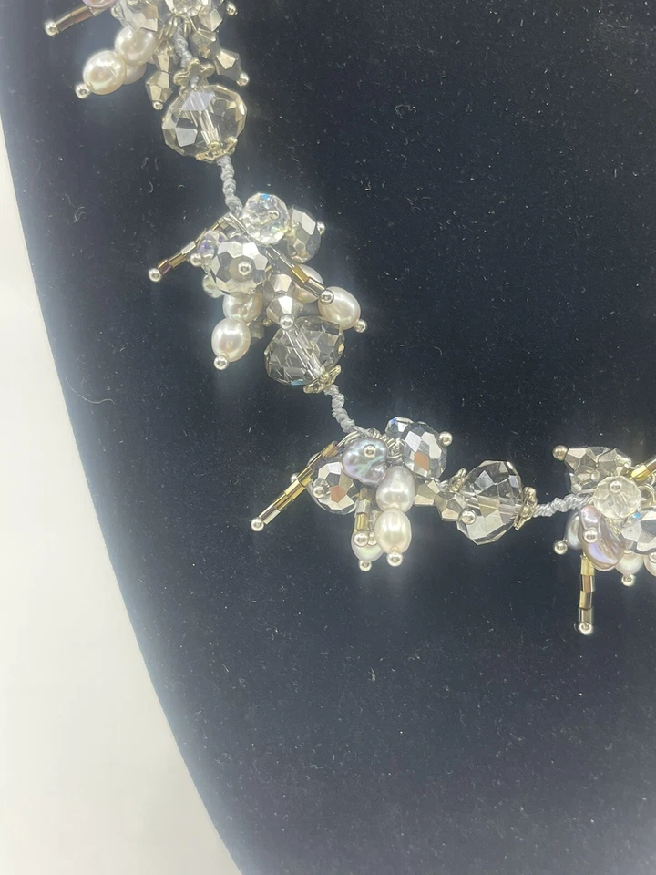 "Collar de 17,5"" cristales de Swarovski con perlas artesanales grises y blancas naturales" Foto 2 de 4