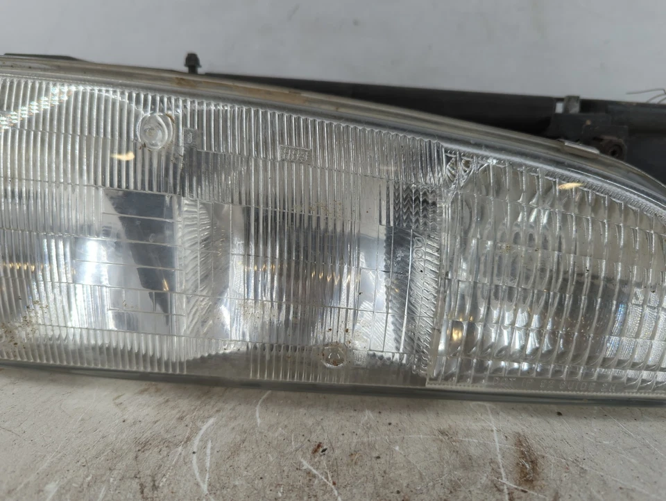 Faro luz derecha pasajero Chevrolet Lumina OEM ZUVO4 Foto 3 de 4