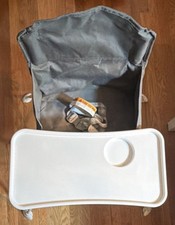 Silla alta portátil Regalo con arnés de seguridad, bandeja, gris blanco