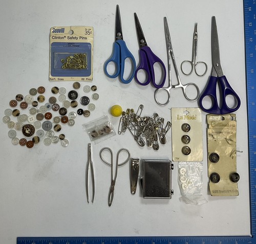 Sortiment Nähscheren Knöpfe Sicherheitsnadeln Pinzette Klemmen Fingerhut - Bild 1 von 19