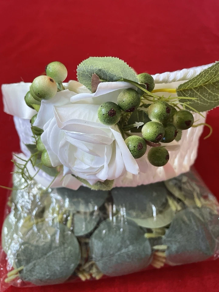 Cesta blanca hecha a mano de ratán flor niña decoración de flores falsas y paquete de hojas verdes Foto 2 de 4