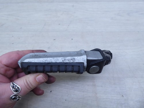 1985 Kawasaki ZN1100 LTD K885) left and right front foot pegs set  - Picture 9 of 12