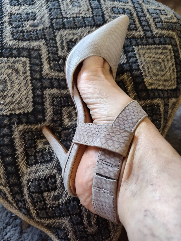 Salto Vince Camuto Calin nude creme estampa de cobra couro tiras, tamanho 7 - Imagem 3 de 4