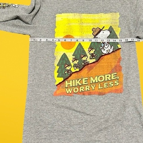 Peanuts Snoopy "Hike More Worry Less" Grafik Langarm T-Shirt Erwachsene Small - Bild 5 von 5