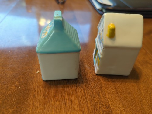 Blue & White House Salt And Pepper Shakers Ceramic - Picture 6 of 10