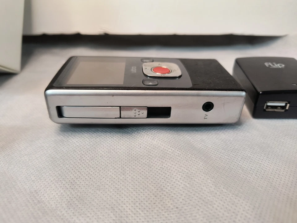 Flip Video  Camcorder For Parts / Not Working  - Image 4 of 4