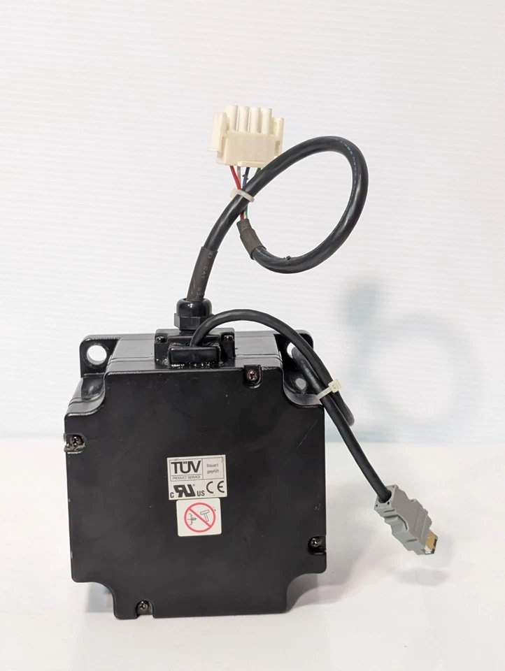 Motor servomo cubo de precisión Yaskawa Electric SGMPH-08AAA41 AC con conector Molex Foto 4 de 4