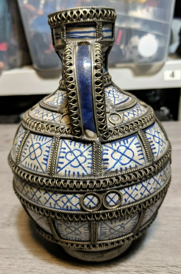 Antiguo jarrón urna de cerámica morisco marroquí de 7,5" azul blanco con filigrana plateada Foto 4 de 4