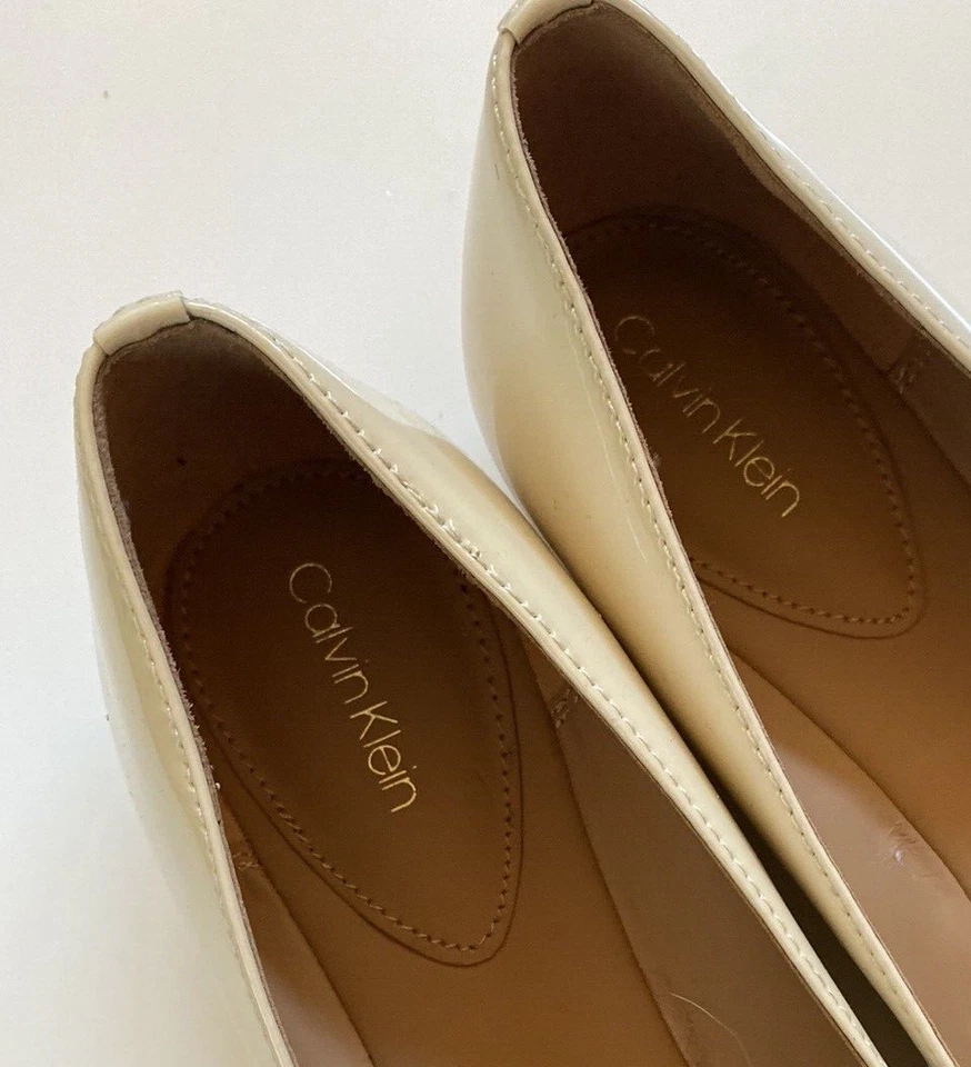 Zapatos planos de ballet Calvin Klein charol marfil brillante para mujer talla 10M NUEVO Foto 4 de 4