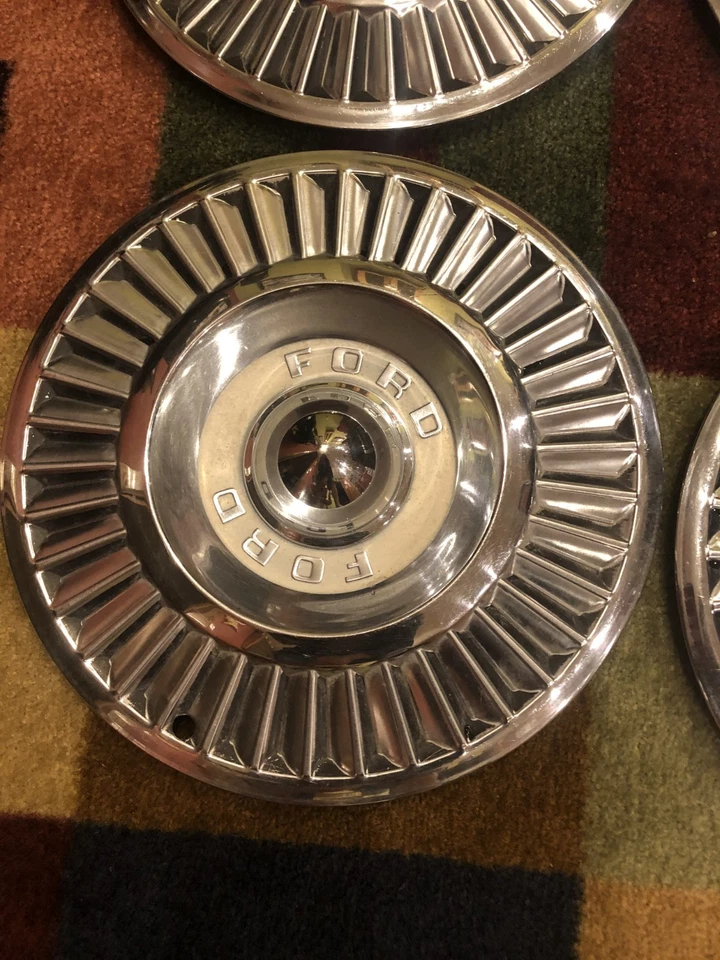 Usado - Tapacubos Ford Fairlane y Thunderbird 1957 (x4), juego de cubiertas de rueda de 14" OEM Foto 4 de 4