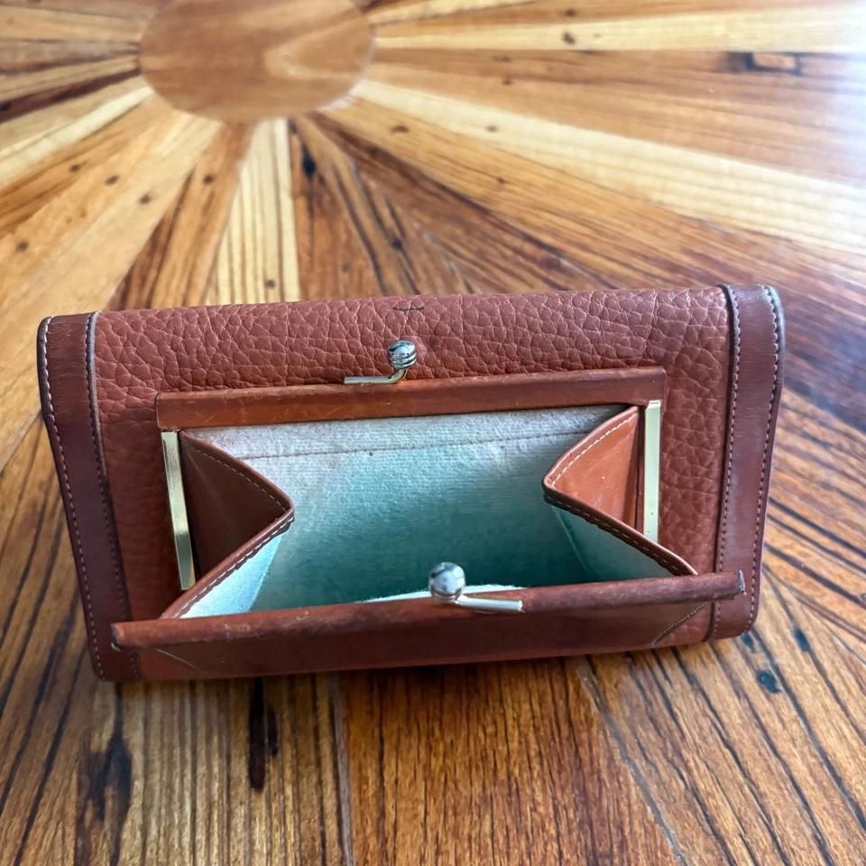 Cartera sin asas de cuero vintage Dooney & Bourke con solapa frontal monedero marrón Foto 4 de 4