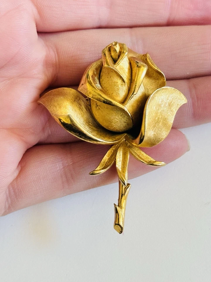 Винтажная брошь на булавке с розой Crown Trifari матовый золотистый редкий тернистый цветущий цветок - Изображение 3 из 4