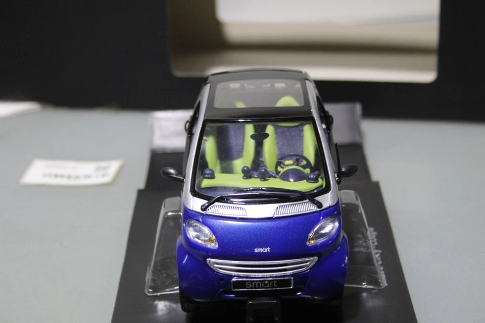 Modellauto im Maßstab 1:18 - Smart City Coupé - Blau +Jack Black Paneelen - Bild 4 von 4