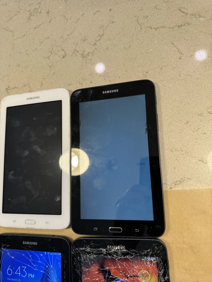 Samsung Galaxy Tab 3 Lite SM-T110 Wi-Fi 7" 8GB LOT X 4 BAD LCD - Image 3 of 4
