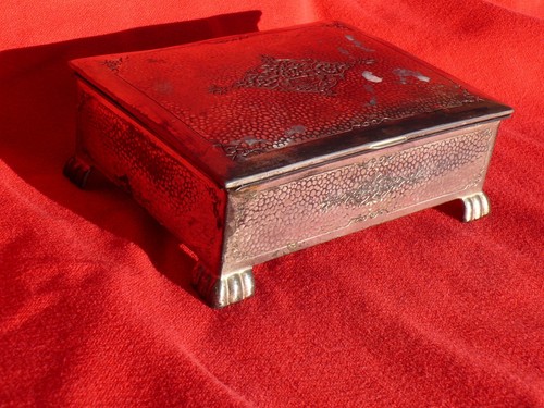 Estuche de cigarrillos plateado ""M"" con patas abatibles estilo abatible con patas previas a la Segunda Guerra Mundial hecho en Japón y numerado - Imagen 3 de 8