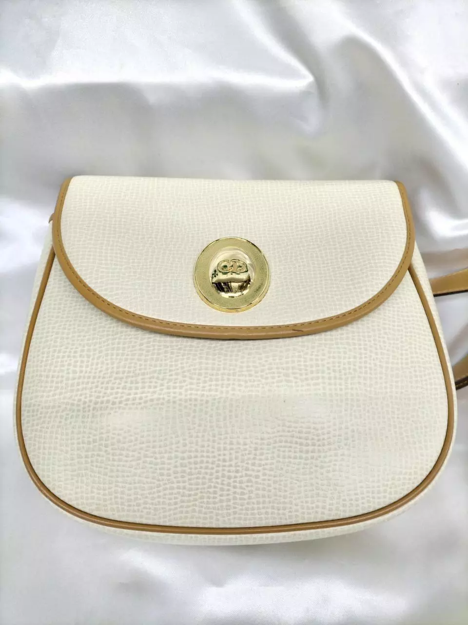 Sac à bandoulière Christian Dior vintage, décoloration et taches, style classique