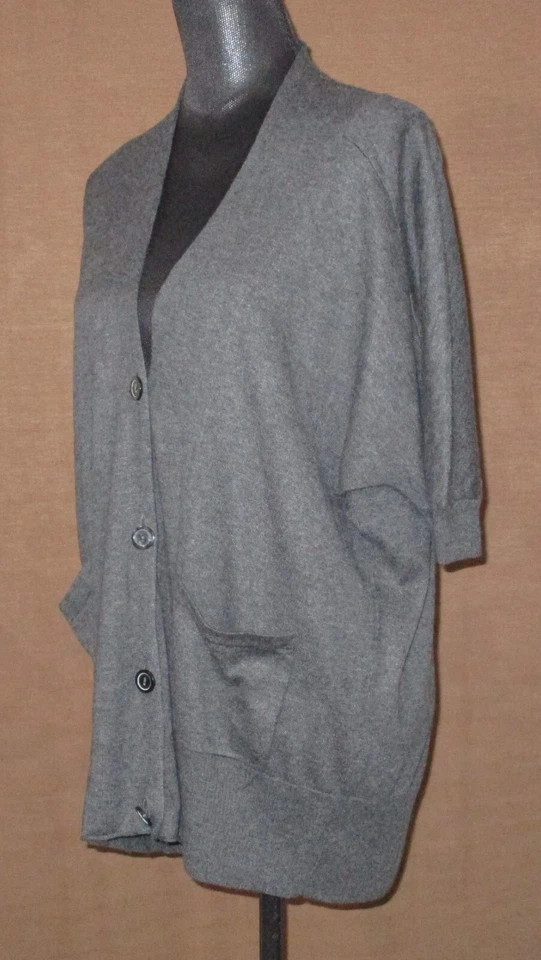 Cárdigan Kirra Para Mujer Grande Gris Manga Corta Botón Frontal Mezcla Cachemira Foto 3 de 4