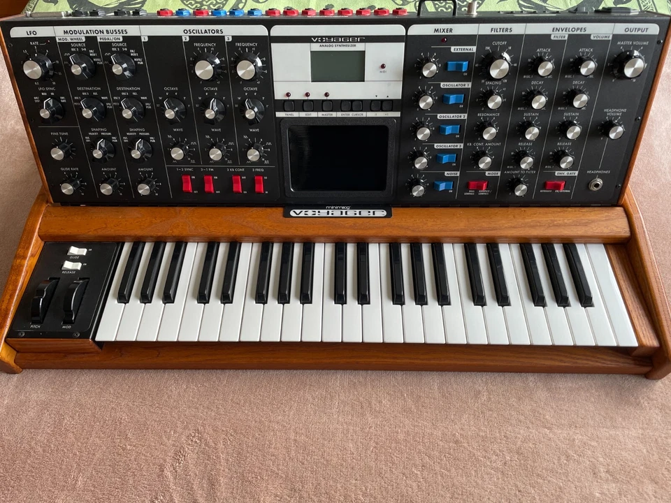 Moog Minimoog Voyager in Excellent condition - Rare Analog Synth Synthesizer - Immagine 2 di 4