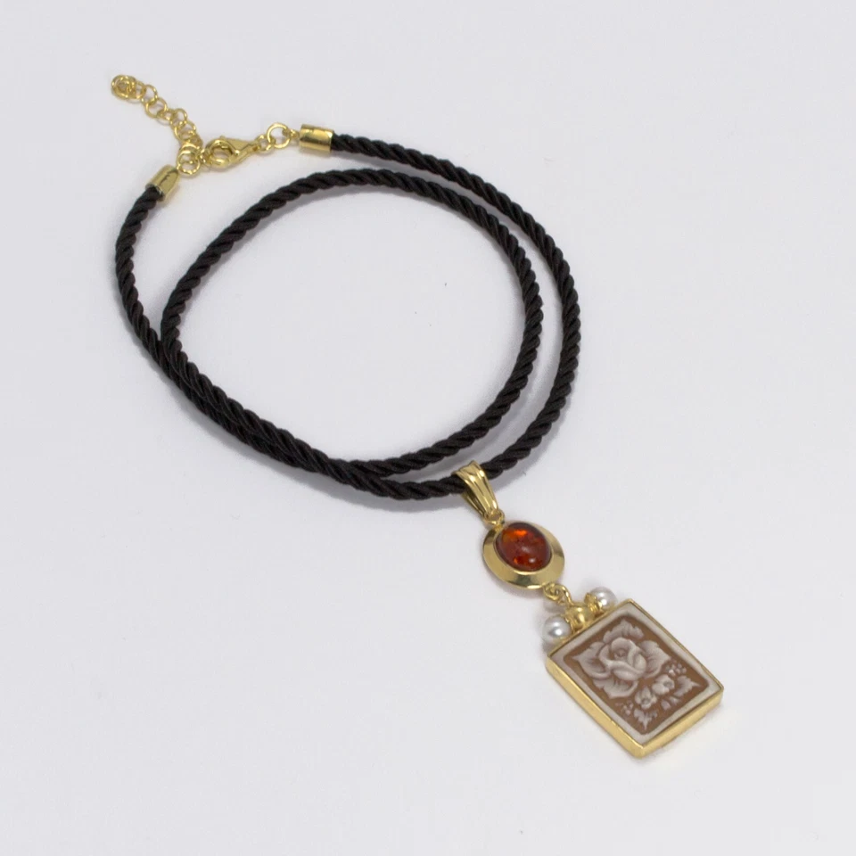 CIONDOLO IN ARGENTO 925 DORATO CON CAMMEO IN SARDONICO FIORI E AMBRA AGDV 0187 - Immagine 3 di 4