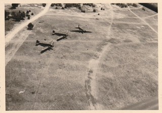 Photo soldat allemand WW2 avion Junkers au sol sur un aérodrome 7394