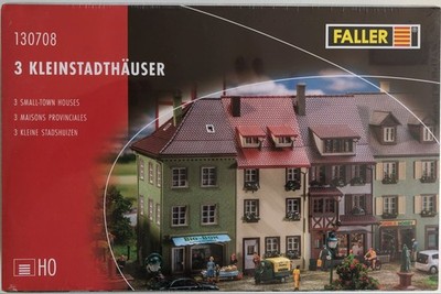 Drei Kleinstadthäuser von Faller H0 130708, mit Eckhaus und Ladengeschäften