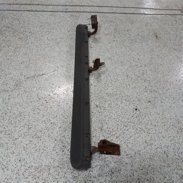 Nissan Pathfinder 2004 estribo lateral derecho Foto 4 de 4