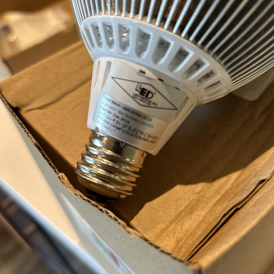 LEDTRONICS PAR38 18W White LED Light Non-Dimmable PAR38WF-18W-XPW-001A 120-277V - Image 3 of 4