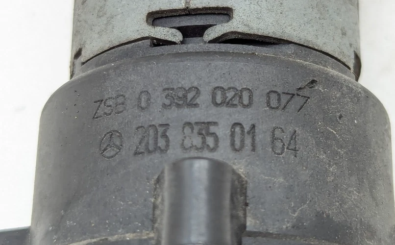 01-09 Bomba de agua auxiliar Mercedes W209 W203 C230 C320 CLK320 2038350164 Foto 2 de 4