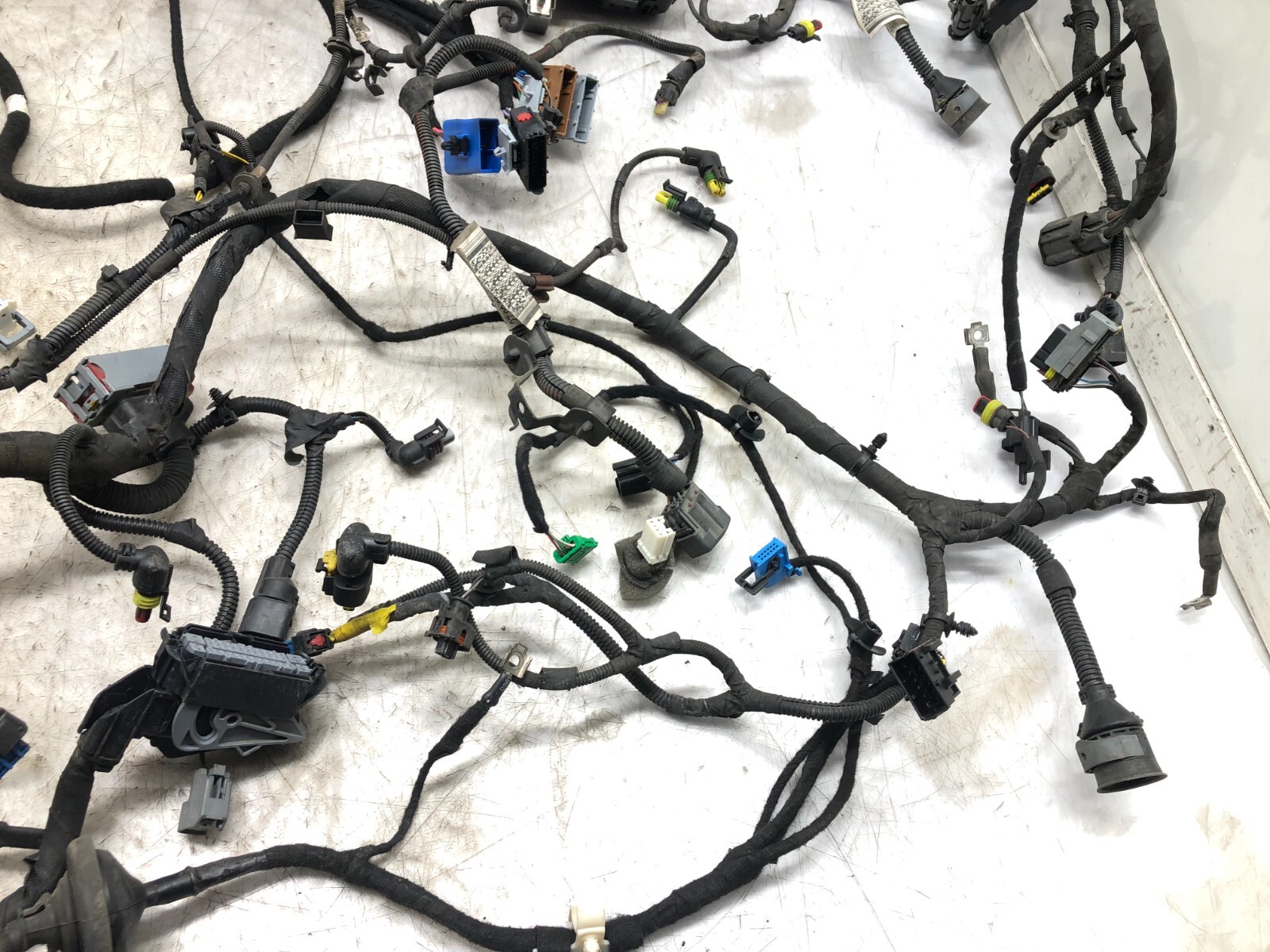 2014-2019 MASERATI GHIBLI 3.0L ENGINE BAY WIRING HARNESS W/ FUSE BOX OEM.
