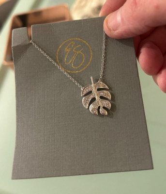 Neu im Karton Ella Stein Halskette 0,10 kt runder weißer Diamant Rhodium über Sterling Blatt