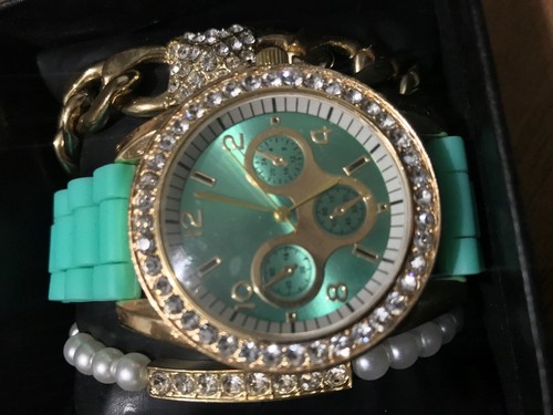 beautiful womens watch and 2 braclets wth extra batterys - 第 1/3 張圖片