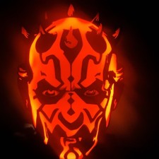 Lámpara de luz LED Star Wars Darth Maul con brillo rojo y base negra