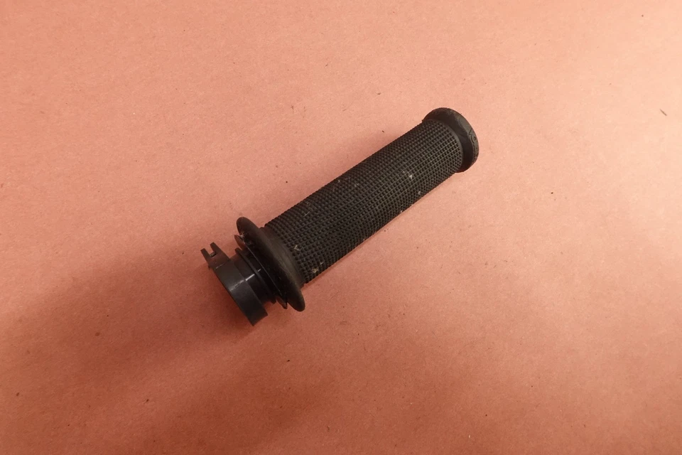 2006 2007 SUZUKI GSXR 600 GSXR600 RIGHT THROTTLE GRIP - Image 3 of 4