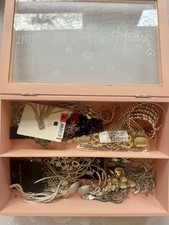 Konvolut Modeschmuck Ohrringe Ketten Mystery Silber Gold Strass Glitzer Box