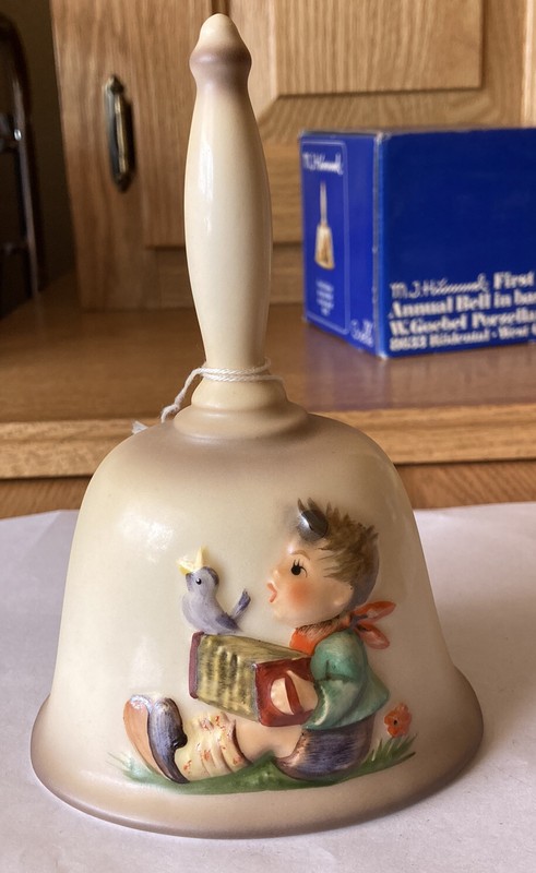M.J. Hummel Bas Relief 1978 First Edition Annual Bell
