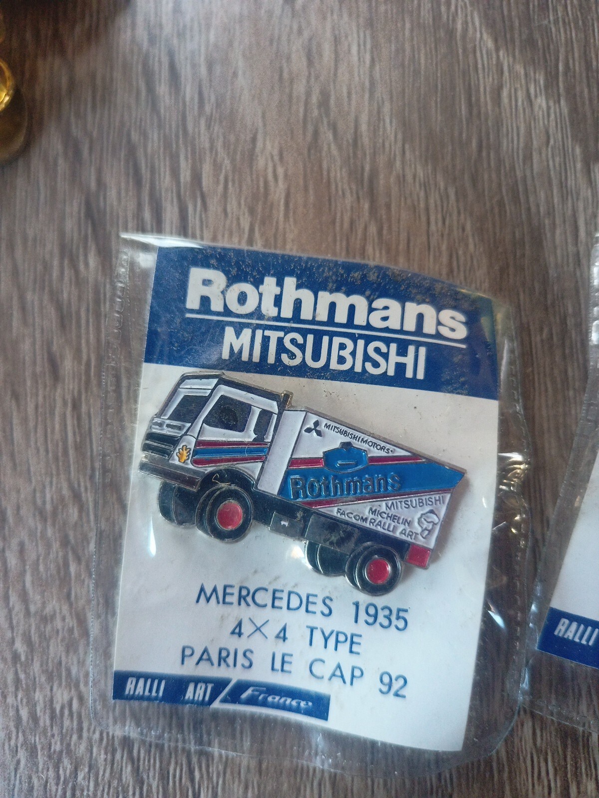 Pin's Mitsubishi Rallye Rothmans - Vintage Collection Automobile - Bon état