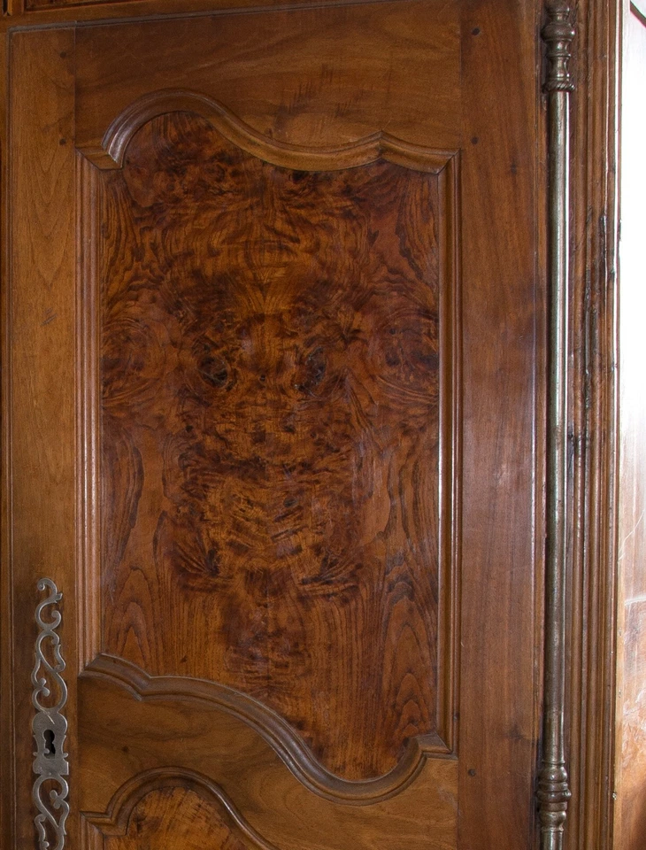 Armario o armario estilo provenzal. Madera y raíz de nogal, siglo XVIII. Falta de moldeo Foto 3 de 4