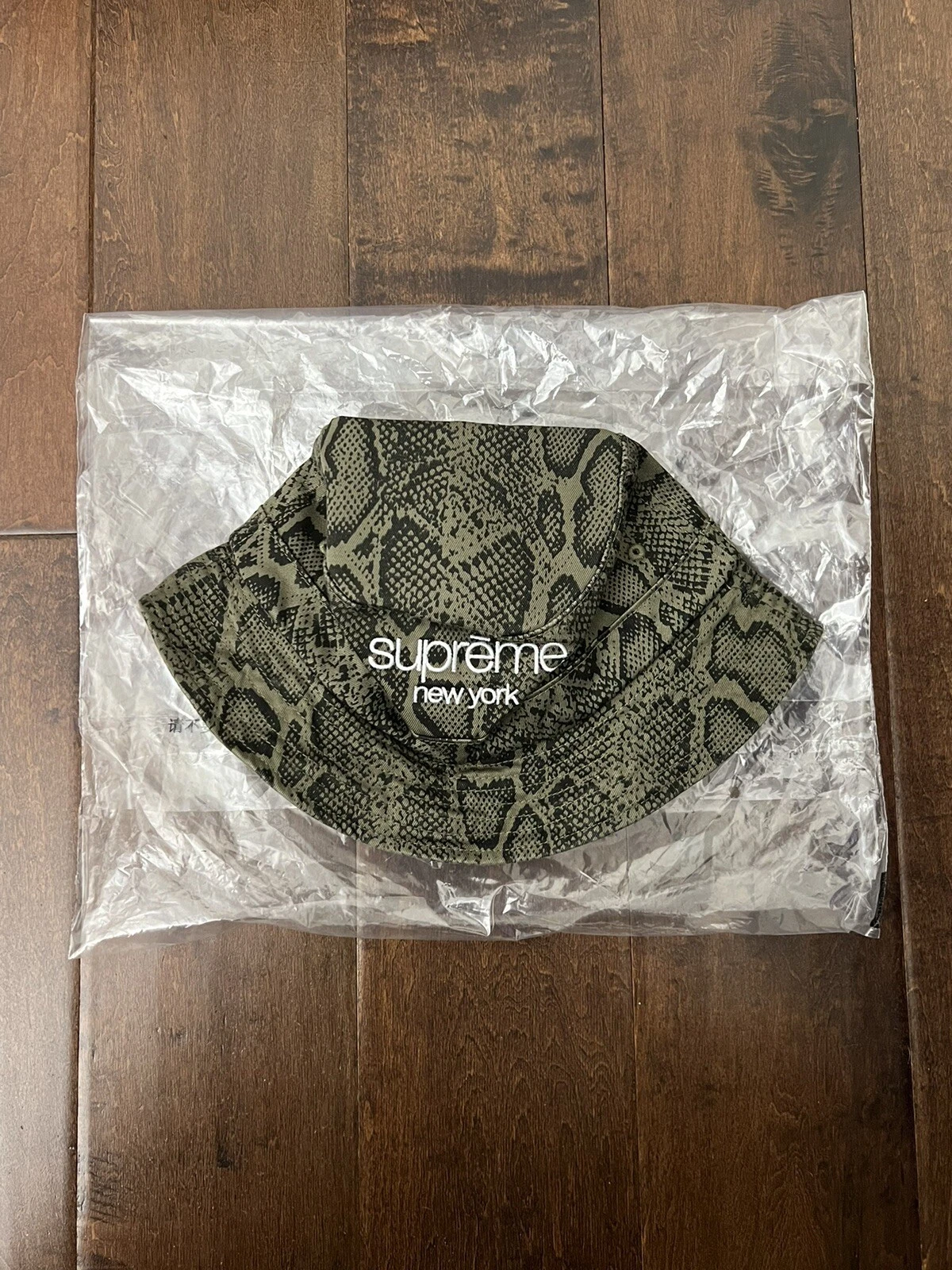 Chapeau concasseur en sergé chinois Supreme SS24 peau de serpent multicolore taille M/L neuf EN MAIN