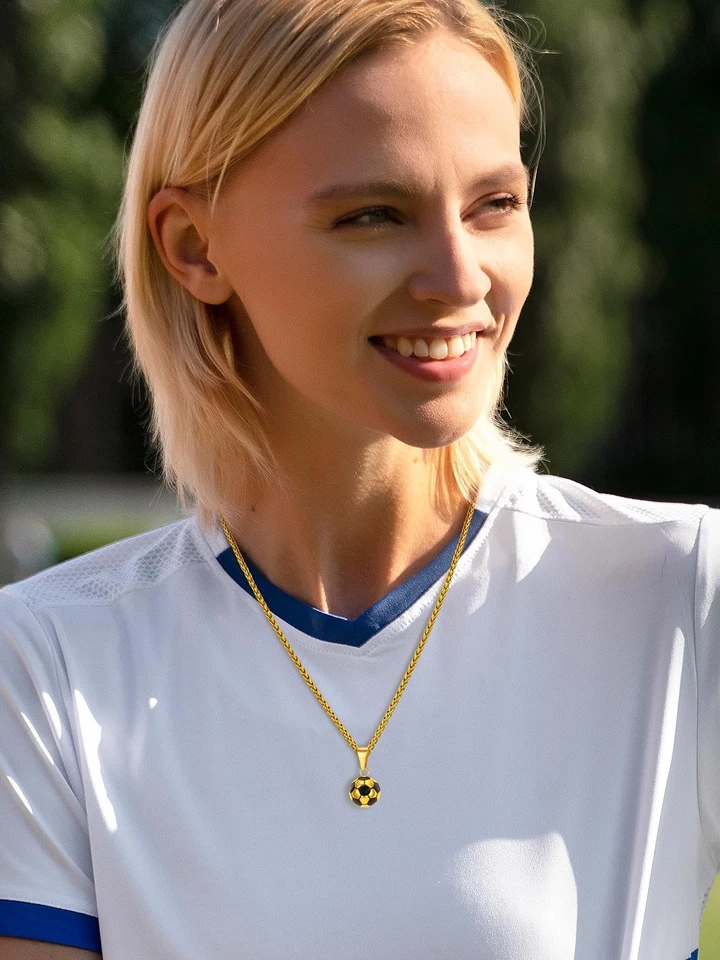 Joyería de fútbol chapado en oro de 18 quilates cuerda de trigo cadena esmalte negro pelota deportiva penda... Foto 3 de 4