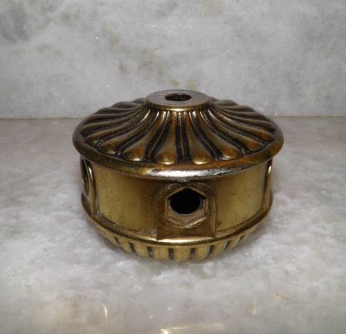 Lampadario vintage, metallo fuso, 5 fori laterali, decorativo, corpo a grappolo con coperchio.