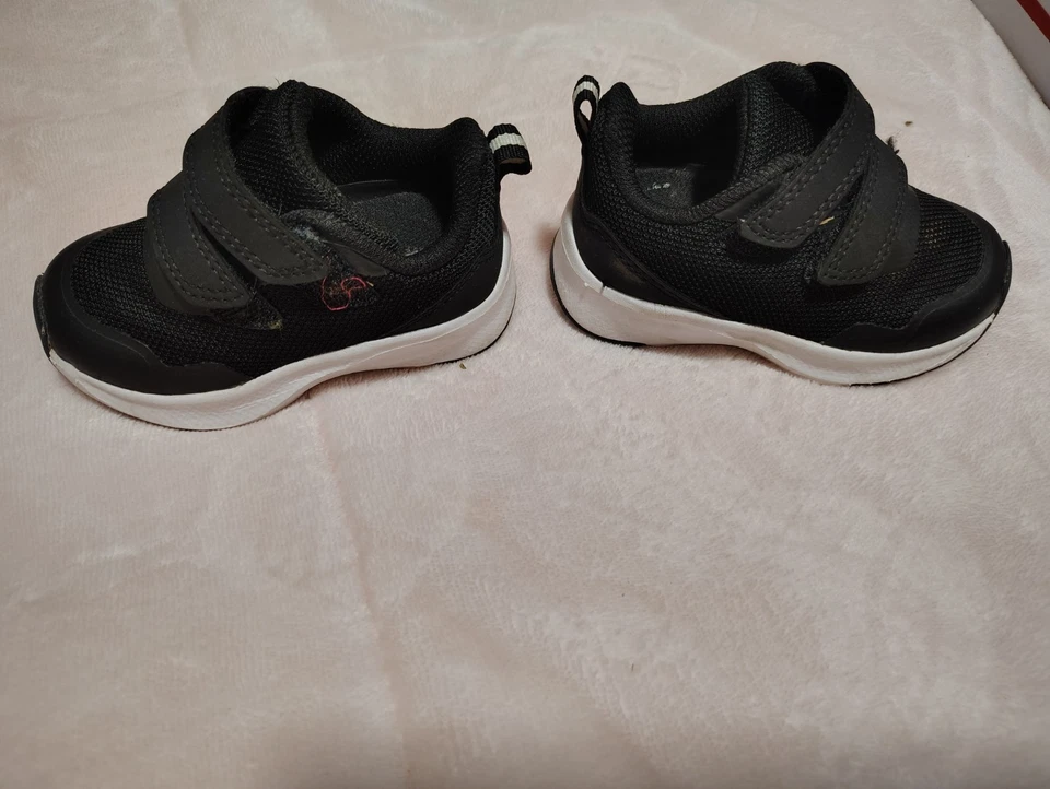 Zapatillas negras Athletic Works para niños pequeños talla 4  Foto 3 de 4