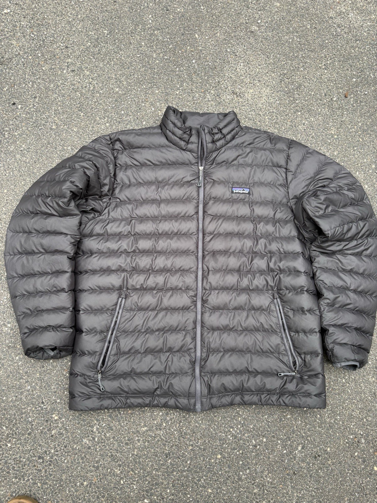 Patagonia Men's XL Gray Down Puffer Jacket Full Zip Lined Pockets Outdoor